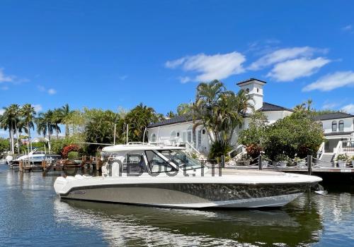 Boston Whaler 380 Realm beoordelingen en specificaties